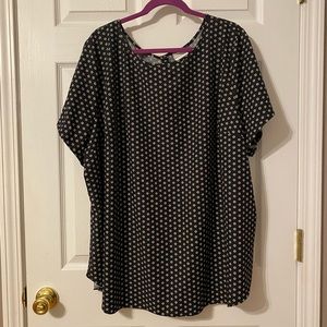 EUC Ava Viv 2X Black & White Short Sleeve Blouse with Covered Buttons Down Back
